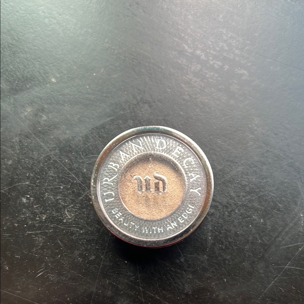 Urban Decay Chase shimmering Eyeshadow - Picture 3 of 4